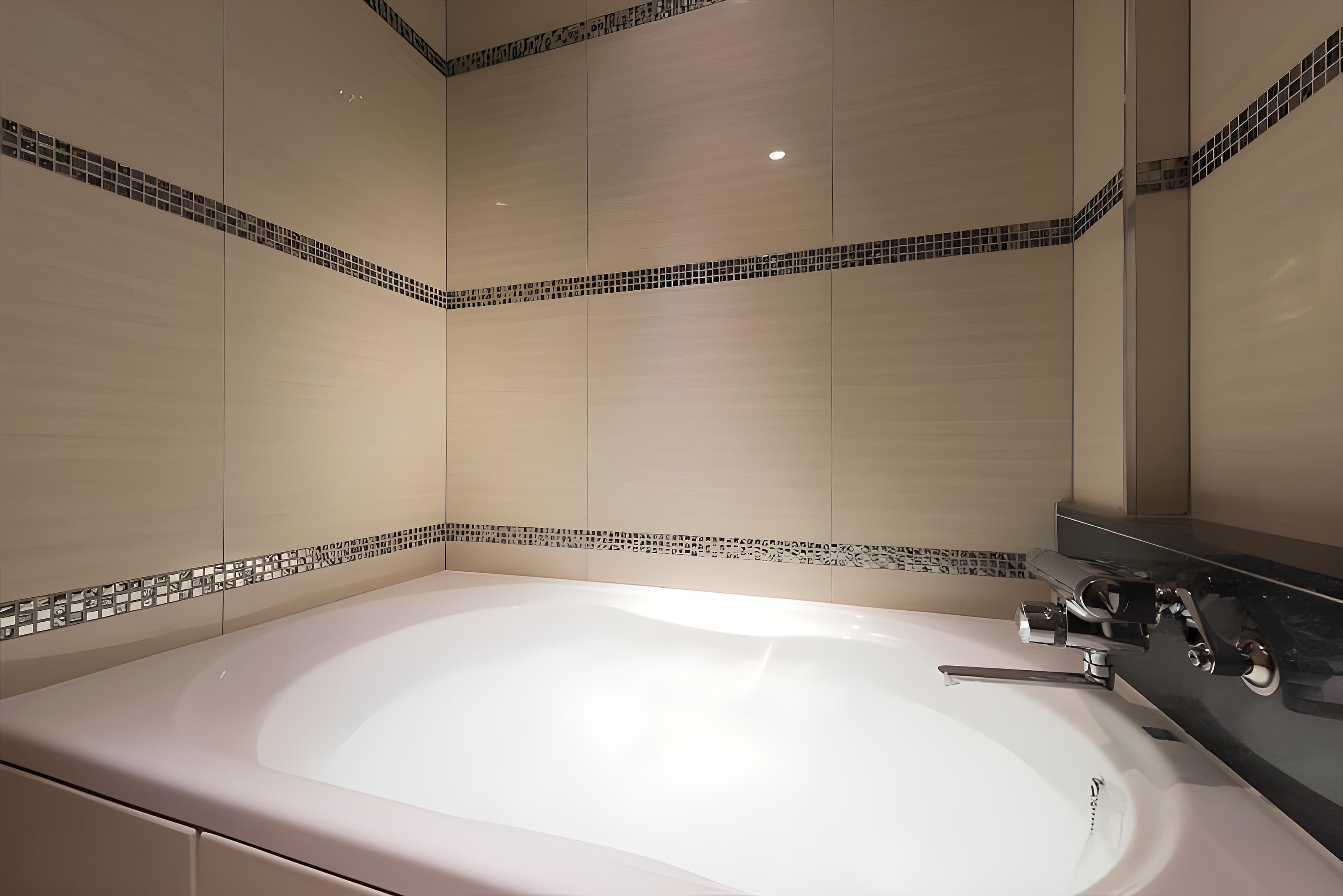 HOTEL REFRAIN IKEBUKUROの白い浴槽とモザイクタイルのバスルーム