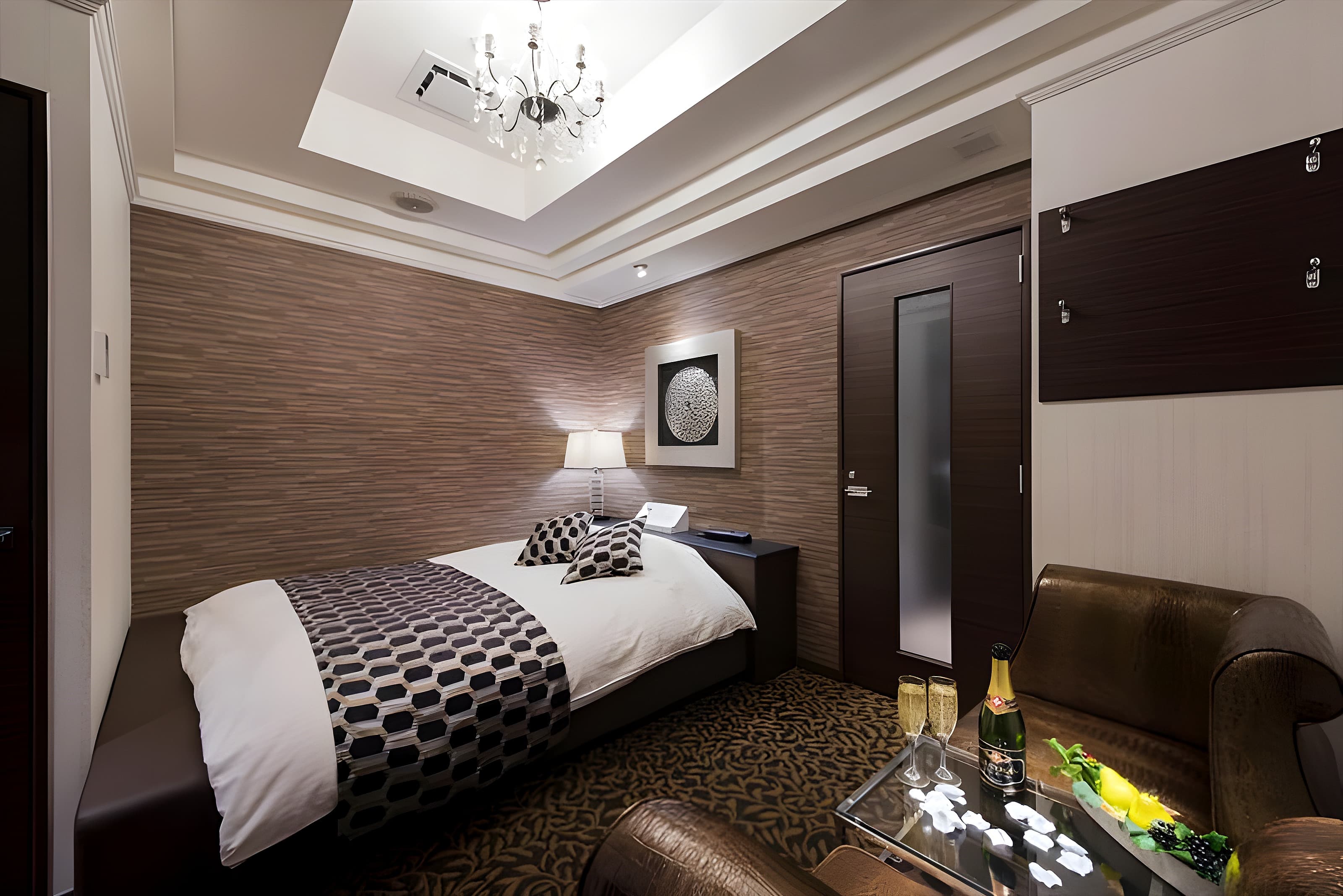 HOTEL REFRAIN IKEBUKUROの木目壁とシャンデリアを配した客室