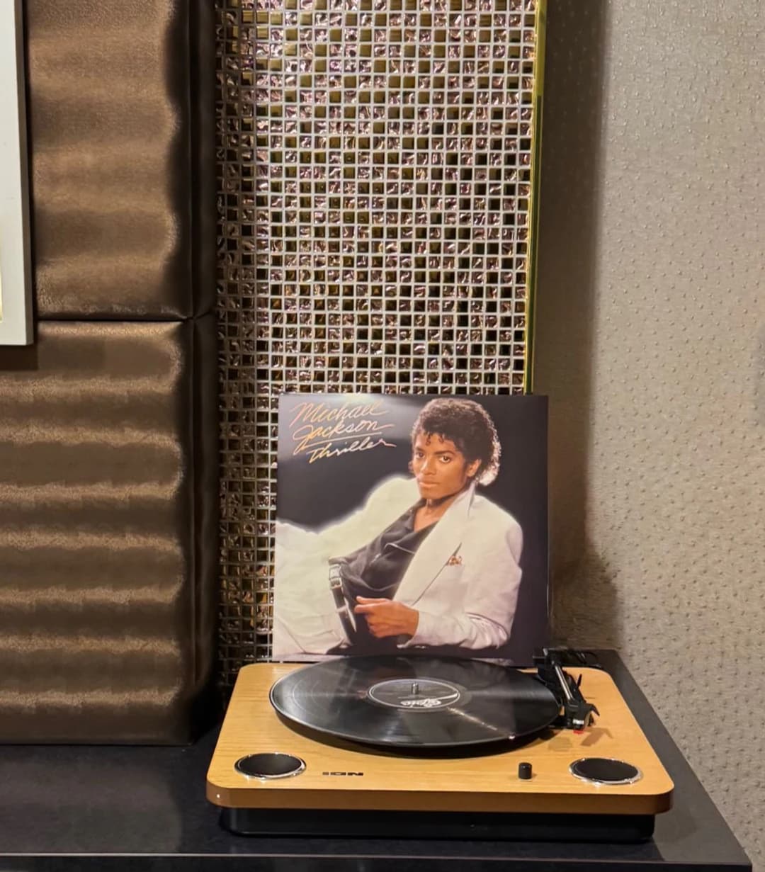 HOTEL SHUFFLE ROOM 505に設置したレコードプレーヤー